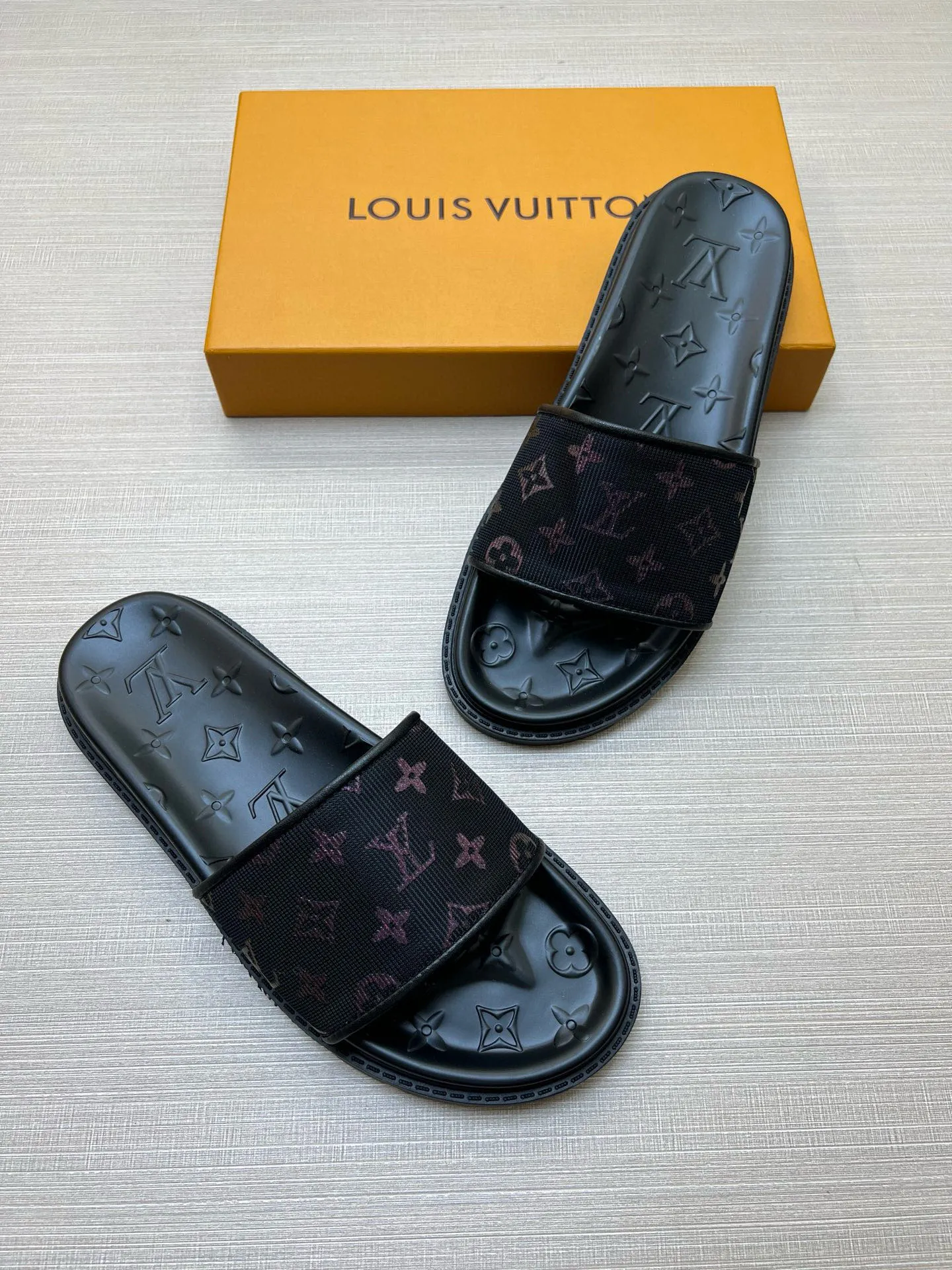P270🏆Louis Vuitton 🏆[Louis Vuitton] Spring/Summer 2025 [Men's Flip Flops] 🎯🎯As an active family in the fashion industry ⭐ Lv is characterized by bold innovation ⚡Create this casual business style for Chinese fashionable men ✨The fabric is made of imported high-grade cowhide 🔥 Clean and neat ⚡Fashionable and elegant🌹Breathable, sweat-absorbent and deodorant👈So luxurious, high-end and domineering. 👍Must be sold if you repost the picture. Number of yards: 38--46. Color: 🎉 For large quantities. Welcome to repost.